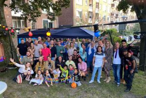 Enthousiaste groep bewoners van Majella, ze staan buiten, het is een kleurrijk gezelschap.
