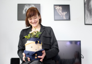 Sylvana zit thuis met robot Tessa op schoot
